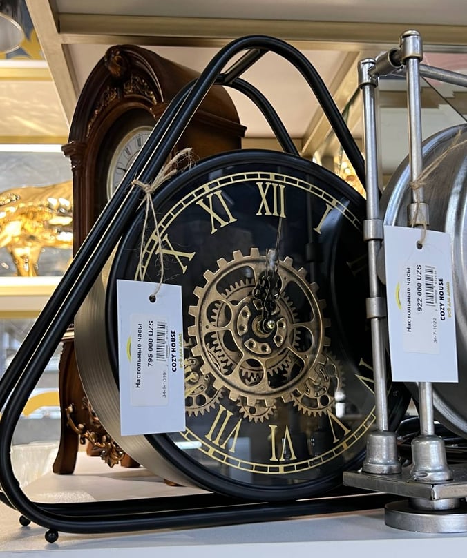 Настрльный часы