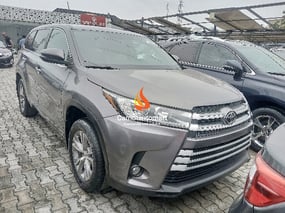 GREY TOYOTA HIGHLANDER LE 2014