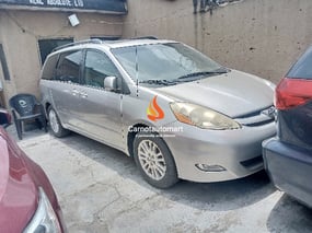 SILVER TOYOTA SIENNA XLE 2010