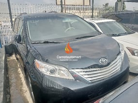 BLACK TOYOTA SIENNA 2011