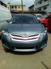 A clean green 2010 toyota venza