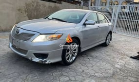 SILVER TOYOTA CAMRY SE 2010