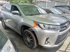 SILVER TOYOTA HIGHLANDER SE 2017