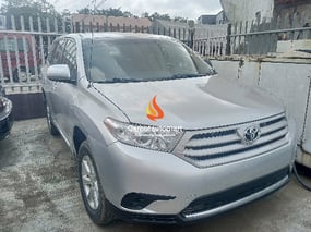 SILVER TOYOTA HIGHLANDER 2012