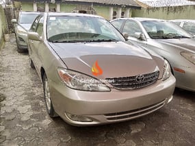GOLD TOYOTA CAMRY LE 2005