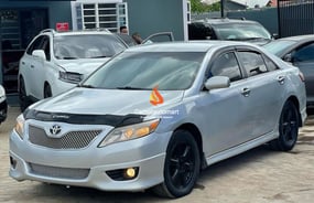 SILVER TOYOTA CAMRY SE 2012