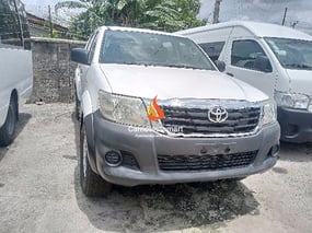 WHITE TOYOTA HILUX 2015