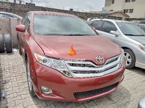 RED TOYOTA VENZA 2009