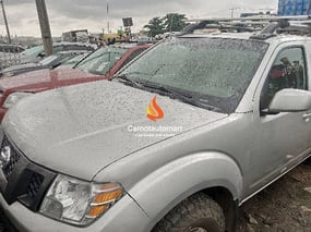 SILVER NISSAN FRONTIER 2010