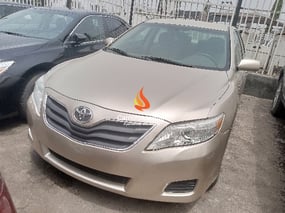 GOLD TOYOTA CAMRY XLE 2010
