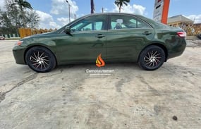 GREEN TOYOTA CAMRY 2010