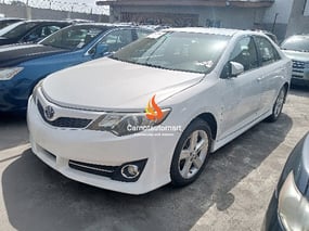 WHITE TOYOTA CAMRY SE 2012