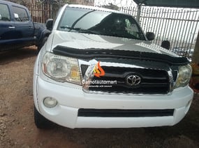 WHITE TOYOTA TACOMA V6 SR5 2006