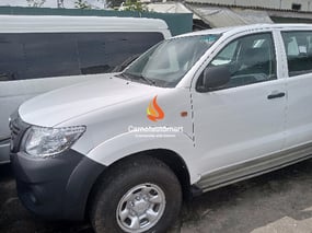 WHITE TOYOTA HILUX 2016