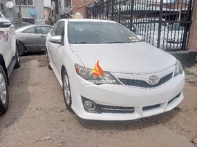 WHITE TOYOTA CAMRY 2014