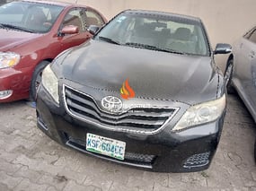 BLACK TOYOTA CAMRY 2010