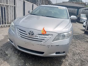 SILVER TOYOTA CAMRY XLE 2006