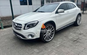 WHITE MERCEDES BENZ GLA250 2016