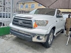 WHITE TOYOTA TUNDRA V8 2012