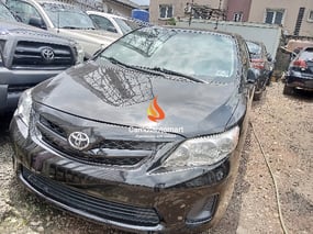 BLACK TOYOTA COROLLA 2012