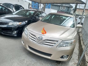 GOLD TOYOTA CAMRY LE 2010