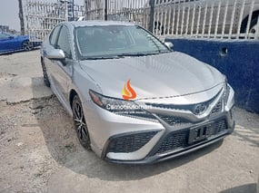 SILVER TOYOTA CAMRY SE 2021