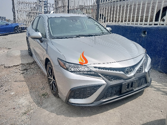 SILVER TOYOTA CAMRY SE 2021