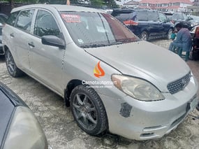 SILVER TOYOTA MATRIX 2004