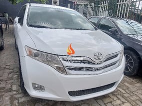 WHITE TOYOTA VENZA 2010