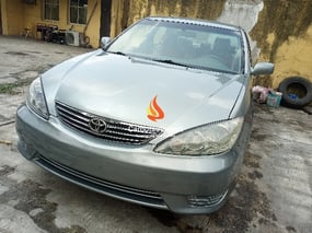 GREY TOYOTA CAMRY LE 2005