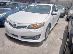 WHITE TOYOTA CAMRY SE 2012