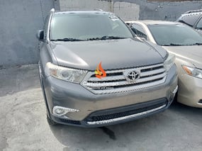 GREY TOYOTA HIGHLANDER 2012