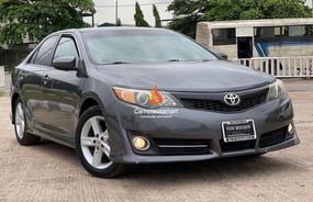 GREY TOYOTA CAMRY SE 2013