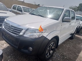 WHITE TOYOTA HILUX 2WD 2015
