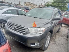 GREY TOYOTA HIGHLANDER 2010