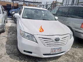 WHITE TOYOTA CAMRY XLE 2008