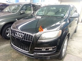 BLACK AUDI Q7 2011