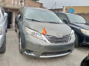 GREY TOYOTA SIENNA LE 2011