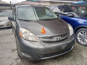 GREY TOYOTA SIENNA 2007