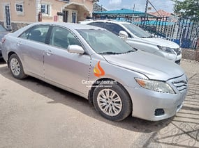 SILVER TOYOTA CAMRY LE 2010