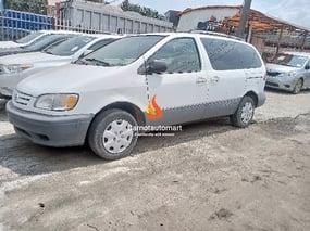 WHITE TOYOTA SIENNA LE 2001