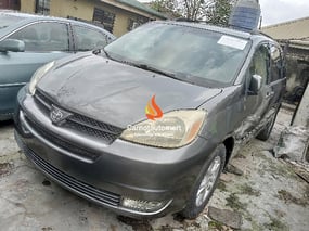 GREY TOYOTA SIENNA XLE 2004