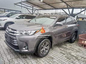 GREY TOYOTA HIGHLANDER XLE 2016