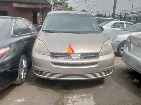 GOLD TOYOTA SIENNA LE 2004