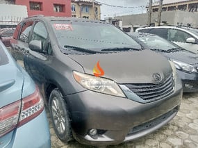 GREY TOYOTA SIENNA 2012