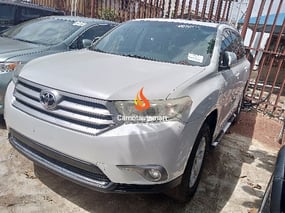 WHITE TOYOTA HIGHLANDER 2013