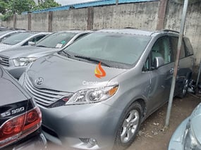 SILVER TOYOTA SIENNA 2015