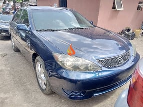 BLUE TOYOTA CAMRY SE 2005