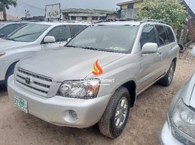 GOLD TOYOTA HIGHLANDER 2005