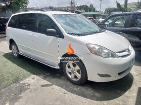 WHITE TOYOTA SIENNA LE 2003